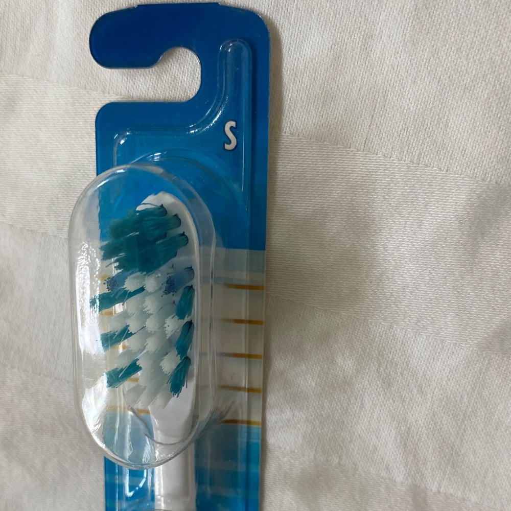 Oral-B and Colgate Toothbrush Set - Blue, Red, White - Picture 5 of 6